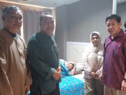 Nabil M. Salim dan H. Saleh Muhamad Besuk Ibu Hajjah Horma.