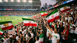 BENDERA DAN STADION – Ketika Panji Allah Menyatu dengan Panji Singa-Matahari