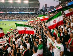 BENDERA DAN STADION – Ketika Panji Allah Menyatu dengan Panji Singa-Matahari